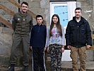 Major Benedikter, l., mit Edhem und Amra. (Bild öffnet sich in einem neuen Fenster)