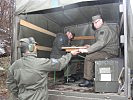 Ein Soldat beim Ausfassen der Munition. (Bild öffnet sich in einem neuen Fenster)