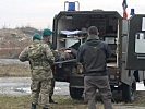 Ein verletzter Soldat wird abtransportiert. (Bild öffnet sich in einem neuen Fenster)
