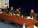 EUFOR-Kommandant Generalmajor Heidecker, 2.v.r., informierte die Gäste. (Bild öffnet sich in einem neuen Fenster)