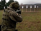 Ein österreichischer Soldat beim Scharfschießen. (Bild öffnet sich in einem neuen Fenster)