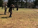 Ungarische Soldaten beim Pistolenschießen. (Bild öffnet sich in einem neuen Fenster)
