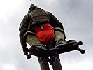 Der verletzte Soldat wird aus dem Gefahrenbereich geborgen. (Bild öffnet sich in einem neuen Fenster)