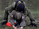 Der EOD-Spezialist erreicht den verletzten Soldaten. (Bild öffnet sich in einem neuen Fenster)