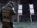 Ein Soldat beim Scharfschießen. (Bild öffnet sich in einem neuen Fenster)