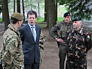 Besuchertag: General Shireff mit dem britischen Botschafter. (Bild öffnet sich in einem neuen Fenster)