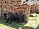 Soldaten der österreichischen Kompanie beim Vorgehen in einer Ortschaft. (Bild öffnet sich in einem neuen Fenster)
