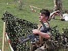 Soldat der "Irish Guards" beim Handgranatenwerfen. (Bild öffnet sich in einem neuen Fenster)