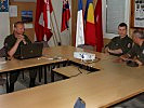 Im Koordinierungszentrum der "Liaison and Observation Teams". (Bild öffnet sich in einem neuen Fenster)
