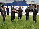 Generalleutnant Reißner nach der Ankunft In Srebrenica. (Bild öffnet sich in einem neuen Fenster)