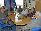 Die Besucher mit Generalmajor Heidecker. (Bild öffnet sich in einem neuen Fenster)