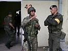 Oberstleutnant Steingresz, r., mit dem türkischen Kommandanten. (Bild öffnet sich in einem neuen Fenster)