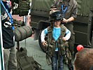 Die Kinder konnten die Ausrüstung der Soldaten anprobieren. (Bild öffnet sich in einem neuen Fenster)