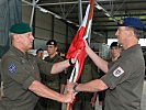 Generalmajor Heidecker bei der Übergabe des Kommandos an Oberst Jäger. (Bild öffnet sich in einem neuen Fenster)