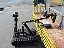 Ein Roboter untersucht das verdächtige Gepäcksstück. (Bild öffnet sich in einem neuen Fenster)
