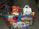 Mit den gesammelten Spenden werden Lebensmittelpakete zusammengestellt. (Bild öffnet sich in einem neuen Fenster)