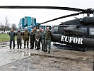Die Teilnehmer des Fluges, im Hintergrund das Dubrava Hospital. (Bild öffnet sich in einem neuen Fenster)