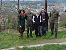 Annemarie Kury mit Begleitung und österreichischen Soldaten. (Bild öffnet sich in einem neuen Fenster)