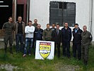 CIMIC-Soldaten mit den örtlichen Feuerwehrkommandanten. (Bild öffnet sich in einem neuen Fenster)