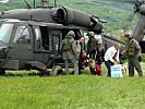 Ein österreichischer S-70 "Black Hawk" hilft bei der Evakuierung. (Bild öffnet sich in einem neuen Fenster)