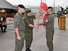 Oberst Muhr übergibt die Bundesdienstflagge an Brigadier Ruderstaller. (Bild öffnet sich in einem neuen Fenster)