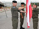 Oberst Ruthner übernimmt die Bundesdienstflagge. (Bild öffnet sich in einem neuen Fenster)