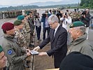 Der bosnische Verteidigungsminister ehrt Oberstleutnant Scharf. (Bild öffnet sich in einem neuen Fenster)