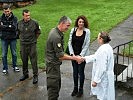 Eine Ärztin aus Tuzla bedankt sich bei Oberleutnant Graßberger. (Bild öffnet sich in einem neuen Fenster)