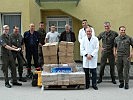 Die österreichischen Soldaten bei der Übergabe der Bekleidung. (Bild öffnet sich in einem neuen Fenster)