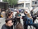 Auch die Medien hatten großes Interesse an der Hilfslieferung. (Bild öffnet sich in einem neuen Fenster)