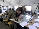 Der Bataillonsstab erarbeitet die Einsatzplanung und -führung. (Bild öffnet sich in einem neuen Fenster)