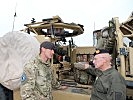General Commenda im Gespräch mit einem Briten. (Bild öffnet sich in einem neuen Fenster)