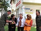 Familie Walla mit der Leiterin der Schule und dem CIMIC-Kommandanten. (Bild öffnet sich in einem neuen Fenster)