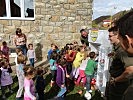 Die Kinder bekommen einen Kühlschrank voller Bälle. (Bild öffnet sich in einem neuen Fenster)