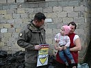 Offiziersstellvertreter Andreas Ackerl mit einer Familie aus Brcko. (Bild öffnet sich in einem neuen Fenster)