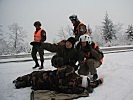 Das Ärzteteam übernimmt die Verwundetenversorgung. (Bild öffnet sich in einem neuen Fenster)