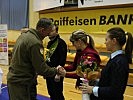Ein Mitglied des CIMIC-Teams dankt den Sponsoren. (Bild öffnet sich in einem neuen Fenster)
