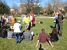 Die Roma-Kinder freuen sich über die Clown-Show der Studenten. (Bild öffnet sich in einem neuen Fenster)
