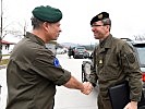 Generalmajor Luif, l., begrüßt Generalleutnant Csitkovits im Camp Butmir. (Bild öffnet sich in einem neuen Fenster)