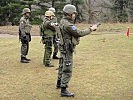 Soldaten beim Vorüben ohne Munition. (Bild öffnet sich in einem neuen Fenster)