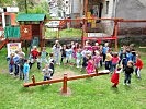 Die Kinder bedanken sich bei den Gästen mit fröhlichen Tänzen. (Bild öffnet sich in einem neuen Fenster)