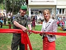Oberst Wimmer und Biliana Rakic eröffnen die neue Spielanlage. (Bild öffnet sich in einem neuen Fenster)