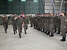 Brigadier Ruderstaller schreitet die Front ab. (Bild öffnet sich in einem neuen Fenster)