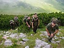 Die Soldaten beim Aufstieg. (Bild öffnet sich in einem neuen Fenster)