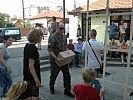 Soldaten packen an. (Bild öffnet sich in einem neuen Fenster)