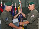 Generalmajor Luif übergibt die Insignie des Bataillons. (Bild öffnet sich in einem neuen Fenster)