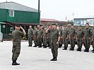 Oberstleutnant Schiffbänker meldet General Commenda. (Bild öffnet sich in einem neuen Fenster)