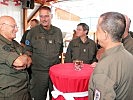 Commenda im Gespräch mit den Soldaten. (Bild öffnet sich in einem neuen Fenster)