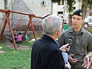 Ein österreichischer Offizier im Interview. (Bild öffnet sich in einem neuen Fenster)