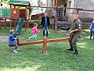 Ein CIMIC-Soldat prüft die neue Schaukel. (Bild öffnet sich in einem neuen Fenster)